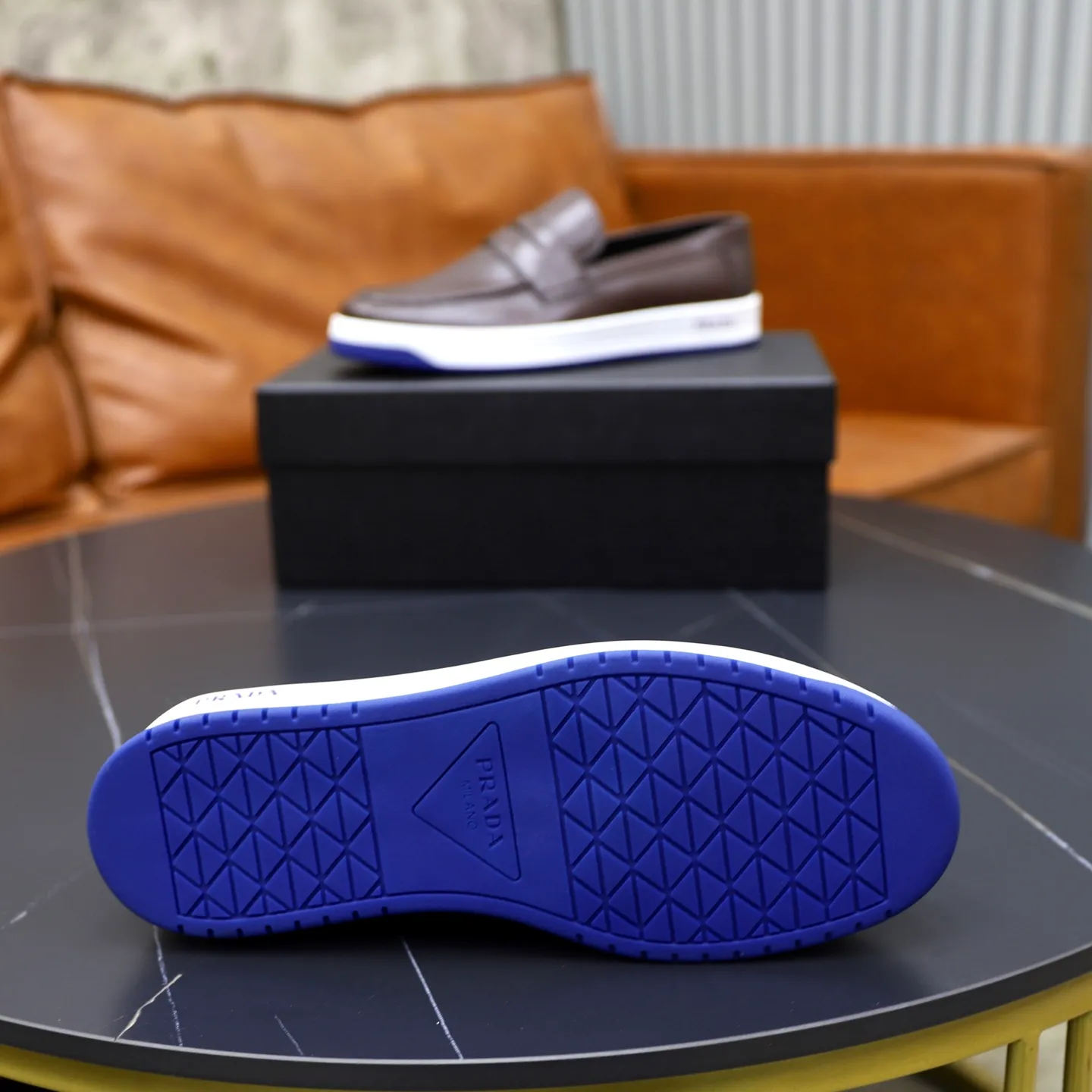 Factory price: 💰640 Prada classic men’s lace-up casual shoes | Imported cowhide upper | Upper stitching layered design, light and breathable | Soft and comfortable | Decorated with PRADA letters on the side | Distinctive sports style, showing the brand style | Lightweight concave and convex pattern rubber soles | Matched with cowhide foot pad lining | Excellent foot feel, fashionable and elegant | Size: 38-44 (45 customized)